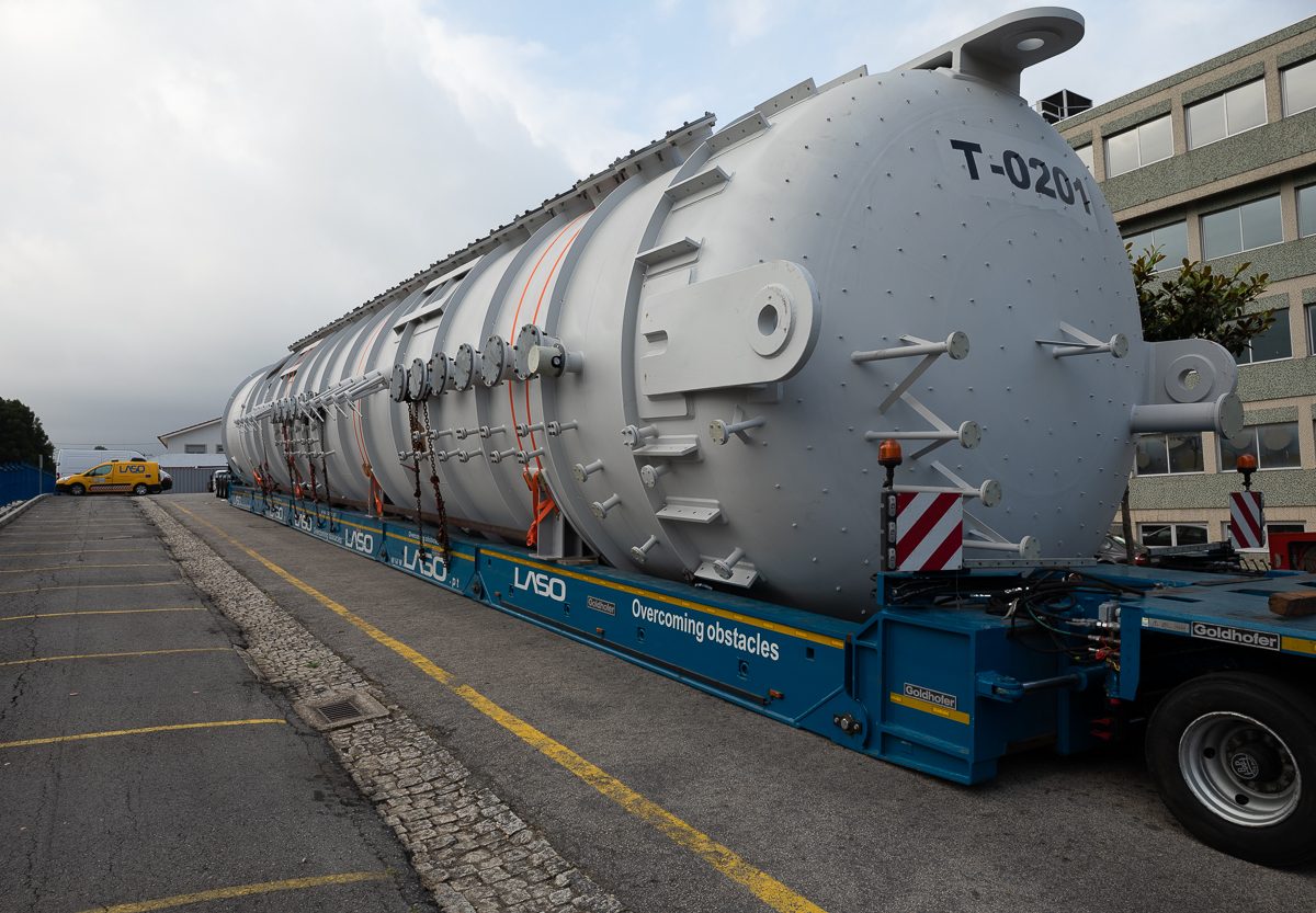 Pictures: Goldhofer THP/SL heavy-duty modules transport a 70 m long and almost 300 t heavy metal component in Portugal, from Vale de Cambra to the port of Leça da Palmeira